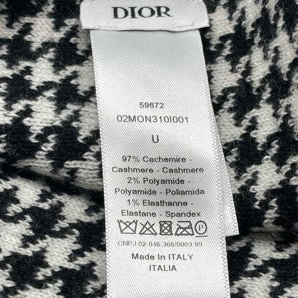 30 MONTAIGNE SCARF
Black and White Blended Cashmere Knit 80” long 19” wide - Picture 5 of 10